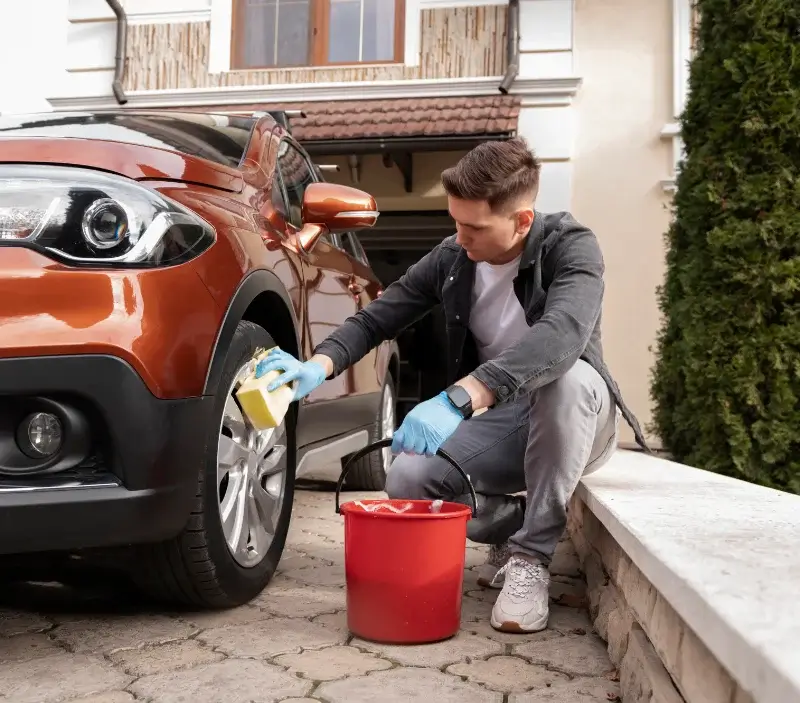 Lavage auto à domicile Saint-Germer-de-Fly : professionnel intervenant sur un véhicule